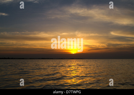 Dramatischen Sonnenuntergang Himmel als einen schönen Hintergrund schöner Sonnenuntergang am Strand Stockfoto