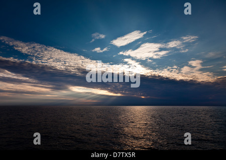 Letzten Licht der untergehenden Sonne vor der italienischen Küste Stockfoto
