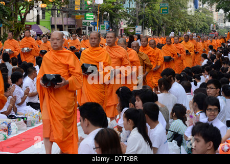 2555 Mönche versammeln sich in Soi 55, Sukhumvit Road, das Ende des buddhistischen Jahr 2555, Bangkok, Thailand, Südostasien Stockfoto