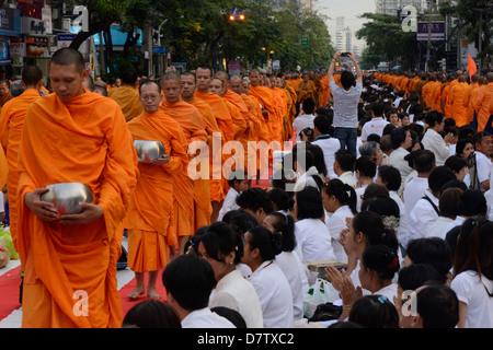 2555 Mönche versammeln sich in Soi 55, Sukhumvit Road, das Ende des buddhistischen Jahr 2555, Bangkok, Thailand, Südostasien Stockfoto