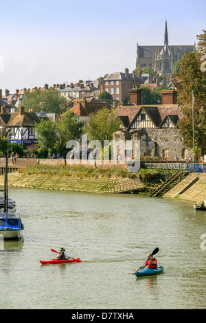 Boote vertäut am Fluss Arun, Arundel, West Sussex, England, Vereinigtes Königreich Stockfoto