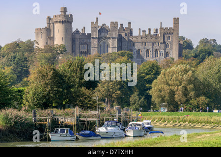 Boote vertäut am Fluss Arun, Arundel, West Sussex, England, Vereinigtes Königreich Stockfoto