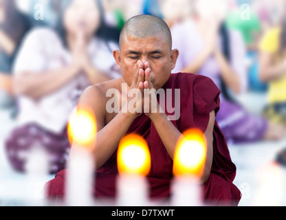 Buddhistischer Mönch beten Shwedagon Paya (Shwedagon-Pagode), Yangon (Rangun), Burma Stockfoto