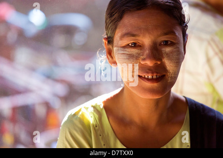 Einheimische Frau mit Thanakha traditionelle Schminken, Thiri Mingalar Markt, Yangon (Rangun), Burma Stockfoto