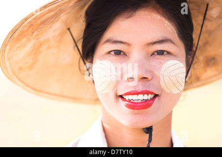 Hintergrundbeleuchtung Porträt der Frau tragen traditionellen Kleidung, in der Nähe von Mandalay, Birma Stockfoto