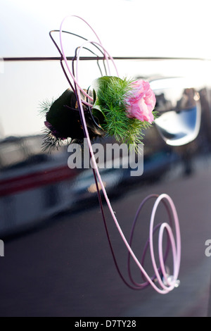 Hochzeitsauto mit Blumen geschmückt Stockfoto