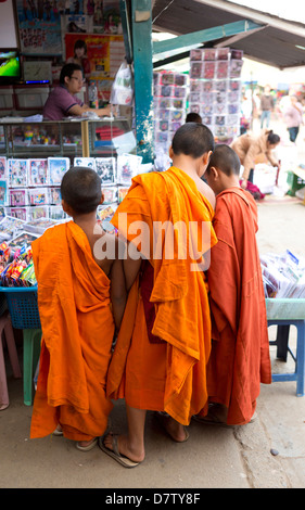 Drei Novizen kaufen Comics im Stadtmarkt, Kengtung (Kyaingtong), Shan-Staat, Birma Stockfoto