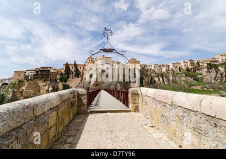 Die mittelalterliche Stadt Cuenca baut auf einem Felsvorsprung am Hoz de Huecar, eine Schlucht gebildet an der Verbindungsstelle des Júcar und Huecar Stockfoto