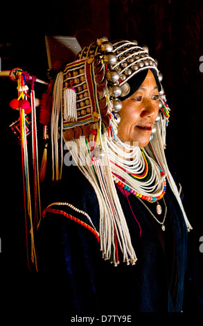 Frau des Akha-Stammes in traditioneller Kleidung in einem Hügel-Dorf in der Nähe von Kengtung (Kyaingtong), Shan-Staat, Birma Stockfoto