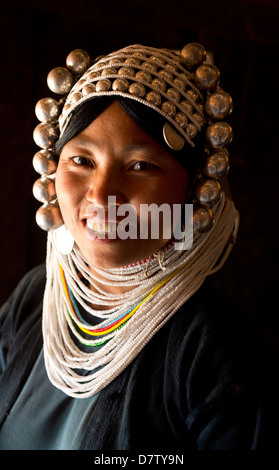 Frau des Akha-Stammes in traditioneller Kleidung in einem Hügel-Dorf in der Nähe von Kengtung (Kyaingtong), Shan-Staat, Birma Stockfoto