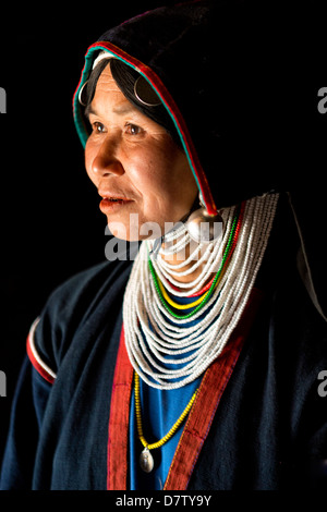 Frau des Akha-Stammes in traditioneller Kleidung in einem Hügel-Dorf in der Nähe von Kengtung (Kyaingtong), Shan-Staat, Birma Stockfoto