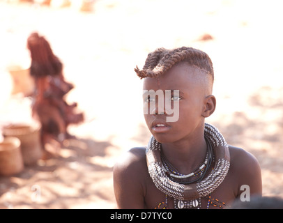 Young Himba junge mit geflochtene Haare, Kunene-Region (ehemals Kaokoland) im hohen Norden von Namibia Stockfoto