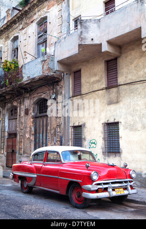 Rote amerikanische Oldtimer Parken auf einer Straße in Havanna Centro, Havanna, Kuba, Karibik Stockfoto