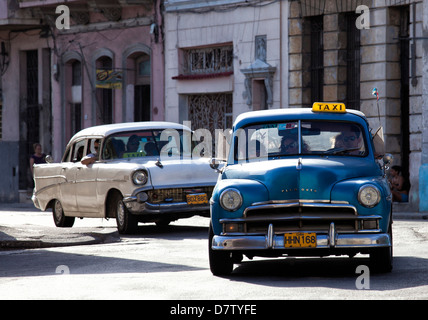 Amerikanische Oldtimer-Taxi auf Avenue Colon während der Hauptverkehrszeit morgens kurz nach Sonnenaufgang, Centro Havanna, Kuba, West Indies Stockfoto