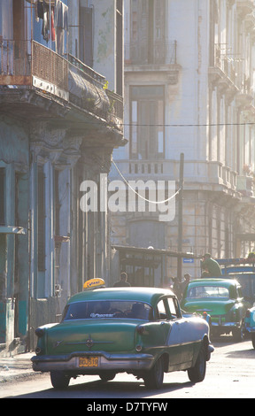 Amerikanische Oldtimer-Taxi auf Avenue Colon während der Hauptverkehrszeit morgens kurz nach Sonnenaufgang, Centro Havanna, Kuba, West Indies Stockfoto