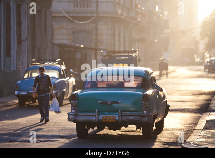 Amerikanische Oldtimer-Taxi auf Avenue Colon während der Hauptverkehrszeit morgens kurz nach Sonnenaufgang, Centro Havanna, Kuba, West Indies Stockfoto