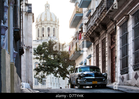 Schwarze amerikanische Oldtimer Parken auf Straße, Centro Havanna, Kuba, West Indies Stockfoto