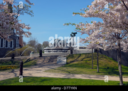 Die Gefion Fountain hinter blühenden japanischen Kirschbäume, die Kirschblüte. St. Alban-Kirche, die englische Kirche. Langelinie Park, Copenhagen. Stockfoto