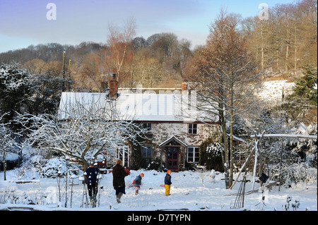 Eine ländliche Familie aus Herefordshire, die Holz zu verwenden, um die Heizung und Kochen Bereich in ihrem Haus UK Kraftstoff Stockfoto