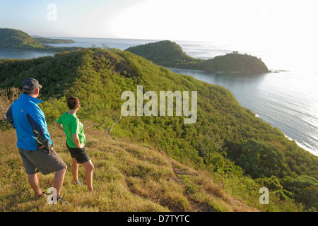 Paar, die Schönheit der Insel von oben betrachten, Insel Drawaqa Island, Yasawa-Gruppe, Fidschi Inseln im Südpazifik Stockfoto