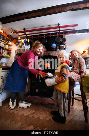 Eine ländliche Familie aus Herefordshire, die Holz zu verwenden, um die Heizung und Kochen Bereich in ihrem Haus UK Kraftstoff Stockfoto
