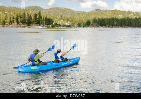 Kajakfahren auf Big Bear Lake, Kalifornien, USA Stockfoto