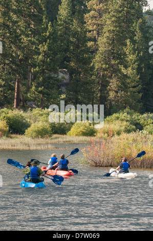 Kajakfahren auf Big Bear Lake, Kalifornien, USA Stockfoto