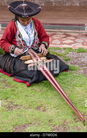 Inca-Frau mit Backstrap Loom, Chinchero, Peru, Südamerika Stockfoto