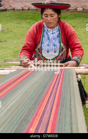 Inca-Frau mit Backstrap Loom, Chinchero, Peru, Südamerika Stockfoto