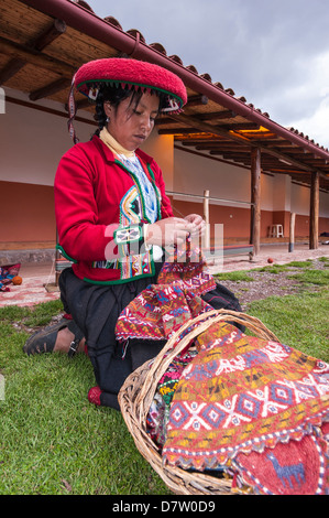 Inca-Frau stricken Hut aus Wolle in Chinchero, Peru, Südamerika Stockfoto