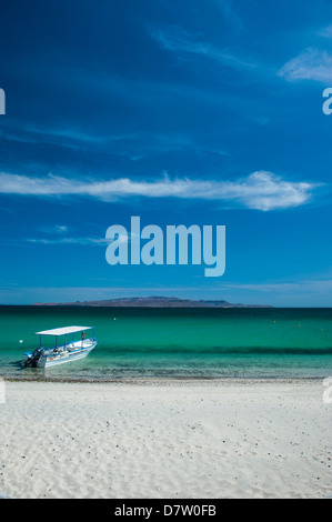 Boot am Playa Tecolote mit Isla Espíritu Santo im Hintergrund, Baja California, Mexiko Stockfoto