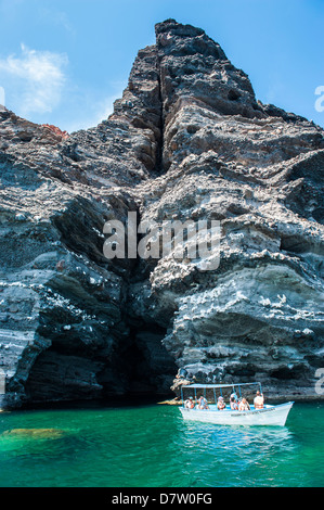 Touristenboot vor einer Meereshöhle Isla Espiritu Santo, Baja California, Mexiko Stockfoto