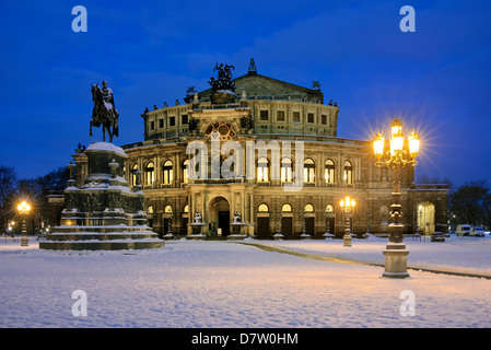 Dresden, Reiterstandbild König Johann Und Semperoper am Theaterplatz, Sachsen, Deutschland Stockfoto