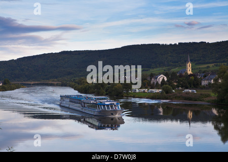 Flusskreuzfahrt Schiff auf der Mosel in den späten Nachmittag Licht, Deutschland Stockfoto