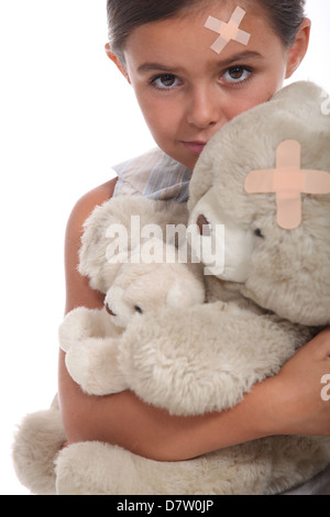 Mädchen und Teddy mit einem Pflaster auf der Stirn Stockfoto