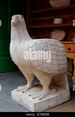 Sitz aus Holz geschnitzt wie ein Adler in Irland Stockfoto