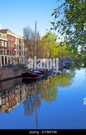 Boote auf Brouwersgracht, Amsterdam, Niederlande Stockfoto