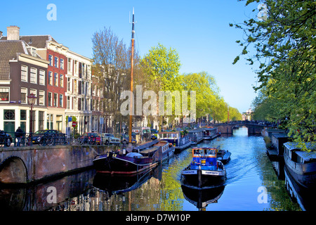 Boote auf Brouwersgracht, Amsterdam, Niederlande Stockfoto