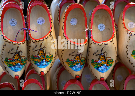 Holländische Holzschuhe für Verkauf in einem Markt, Amsterdam, Niederlande Stockfoto