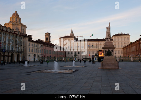 Piazza Castello, dem Hauptplatz in Turin, umgeben von Palazzo Madama und Palazzo Reale, Turin, Piemont, Italien Stockfoto