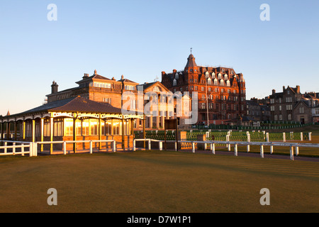 Caddie-Pavillon und der Royal and Ancient Golf Club at the Old Course, St. Andrews, Fife, Schottland, Großbritannien Stockfoto