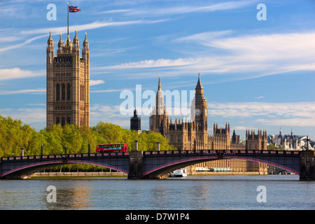 Houses of Parliament und Lambeth Brücke über den Fluss Themse, Westminster, London, England, Vereinigtes Königreich Stockfoto