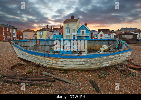 Altes Fischerboot am Strand, Aldeburgh, Suffolk, England, Vereinigtes Königreich Stockfoto