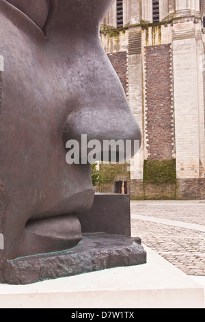 Eine Skulptur mit dem Titel pro Adriano im Ort Saint Eloi, Angers, Maine-et-Loire, Frankreich Stockfoto