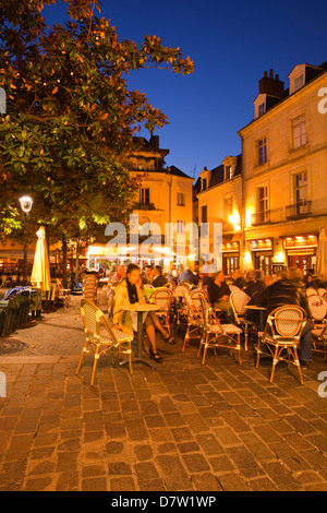 Menschen genießen die verschiedenen Restaurants und Bars in Place Plumereau in Vieux Tours, Indre-et-Loire, Centre, Frankreich Stockfoto