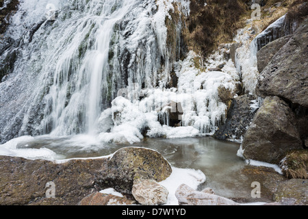 Mahon-River bei Mahon Falls, Comeragh Mountains, Grafschaft Waterford, Irland, an einem eiskalten Tag Ende März Stockfoto