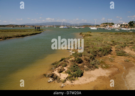 Salzwiesen, Mündungs Hafen bei Flut und Segelyachten vor Anker, Alvor, in der Nähe von Portimao, Algarve, Portugal Stockfoto