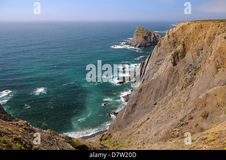 Hohen Klippen und Meer-Stack, Parque Natural Sudoeste Alentejano e Costa Vicentina, Arrifana, in der Nähe von Aljezur, Algarve, Portugal Stockfoto