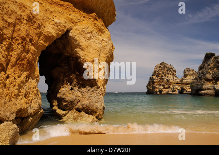 Rock Torbögen an der Praia Camilo (Camel Beach), Lagos, Algarve, Portugal Stockfoto