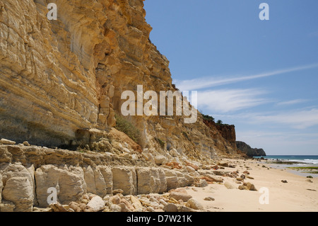 Verwittert, geschichtete Sandsteinfelsen an der Praia Mos, Lagos, Algarve, Portugal Stockfoto